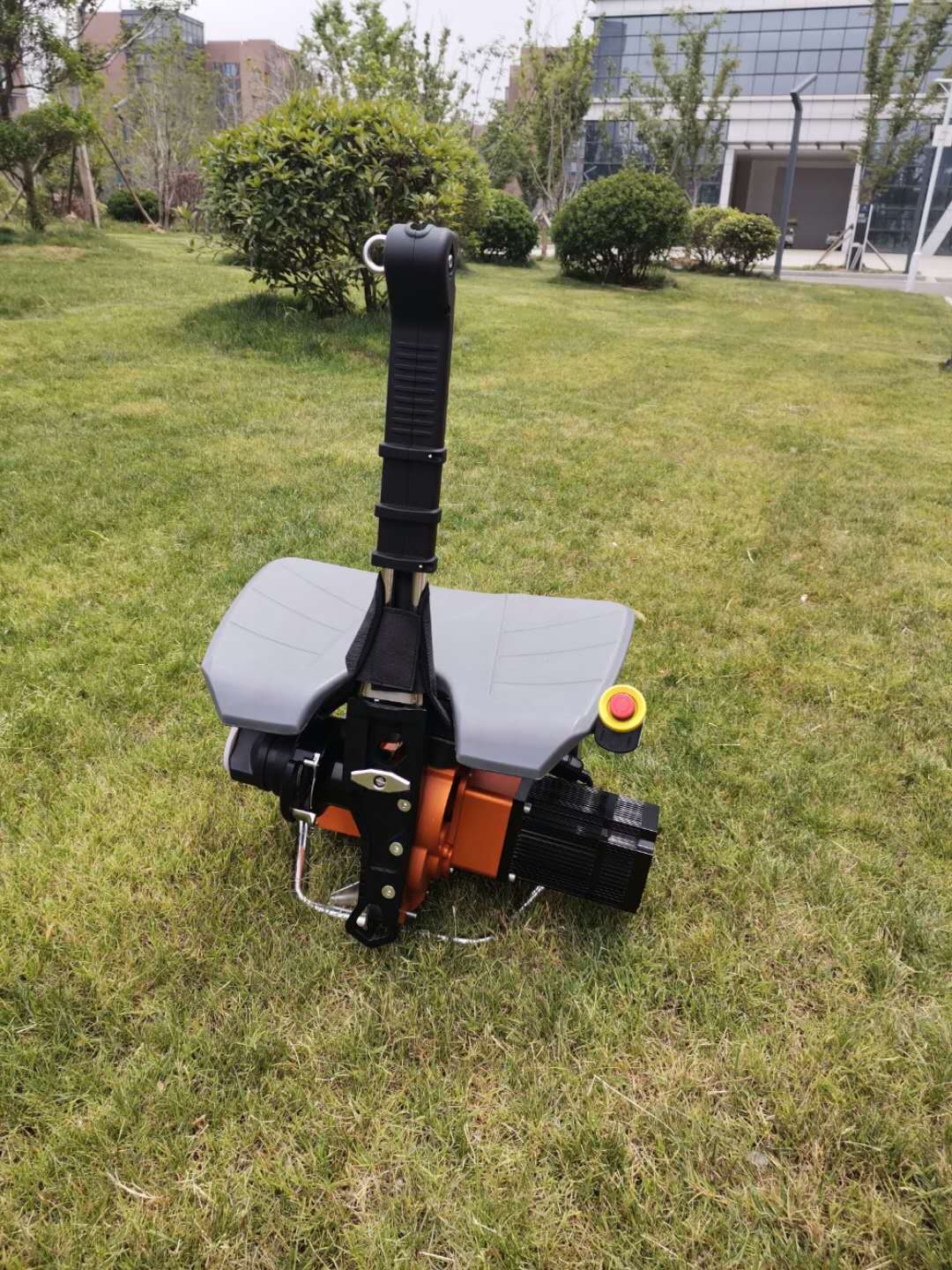 最危險(xiǎn)的救援，理應(yīng)有更安全的裝備，座椅式自動(dòng)升降機(jī)電動(dòng)上升器，專為高層救援，風(fēng)電作業(yè)設(shè)計(jì)